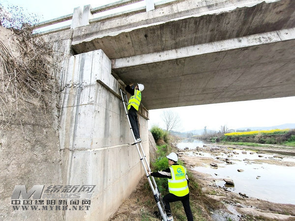 江油市公路管理所对境内的396座桥梁、8座隧道开始全面检测