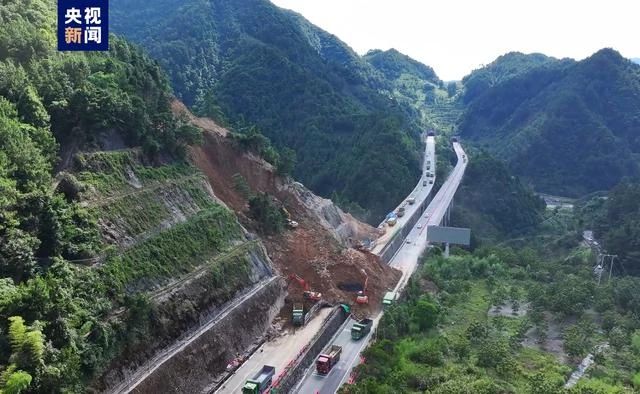 时讯！杭瑞高速一路段发生坍塌，交通中断